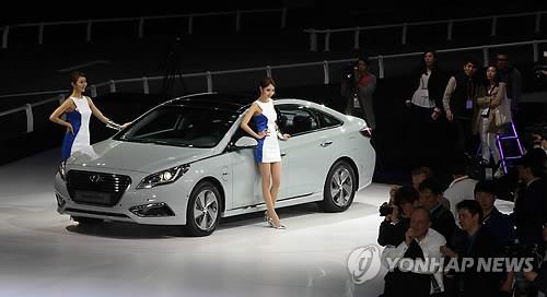 Hyundai Motor Co.'s midsize sedan, the Sonata, is poised to win the best-selling Korean car title this year for the second consecutive year, industry data showed Tuesday. (Image : Yonhap)