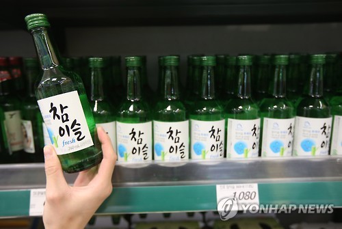 As the trend of low-alcohol soju continues, boosted by the increased popularity of fruit-flavored soju, a product with an alcohol content of only 12 percent has been launched in the market. (Image : Yonhap)