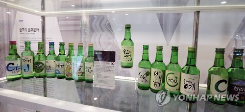 As the ‘alcohol of the people’, which helped them make it through tough times, the bitter taste of soju has often been compared to the hardships in life. (Image : Yonhap)