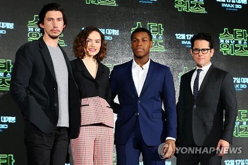 From the left: Adam Driver, Daisy Ridley, John Boyega and J.J. Abrams pose for photos at a press conference promoting "Star Wars: The Force Awakens" in Seoul on Dec. 9, 2015. (Image : Yonhap)