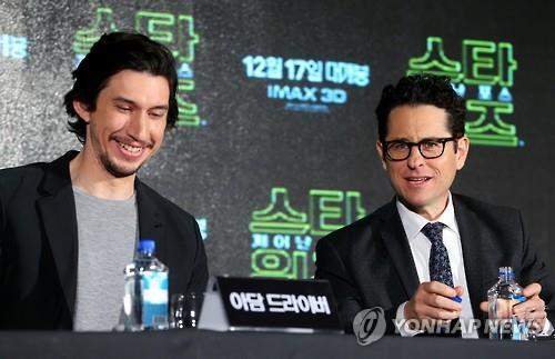 Adam Driver (L) and J.J. Abrams smile at a press conference promoting "Star Wars: The Force Awakens" in Seoul on Dec. 9, 2015. (Image : Yonhap)