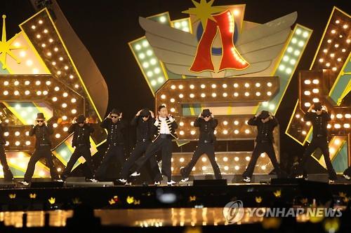 South Korean singer Psy performs during the 2015 Mnet Asian Music Awards in Hong Kong on Dec. 2, 2015. (Image : Yonhap)