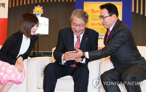 At Shinhan Bank’s launch of a new mobile platform called ‘Sunny Bank’ on December 2, company officials demonstrated the application’s functionality. (Image : Yonhap)
