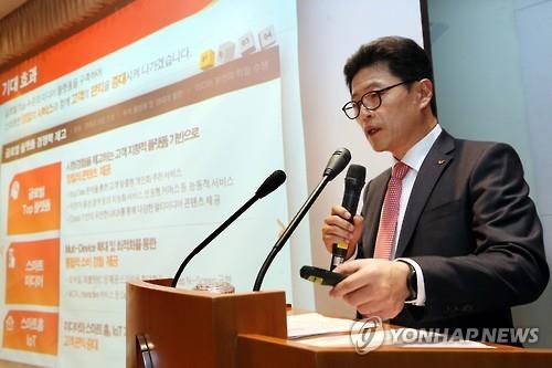 Lee Hyung-hee, who heads SK Telecom's mobile network business, speaks at the company's headquarters in Seoul on Dec. 2, 2015. (Image : Yonhap)