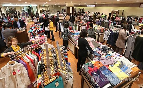 The most noticeable trend in the fashion apparel industry was the increase in consumers who value the experience accrued as an important part of fashion, of Internet of Things (IoT), and of character items pertaining to their historical nostalgia. (Image : Yonhap)