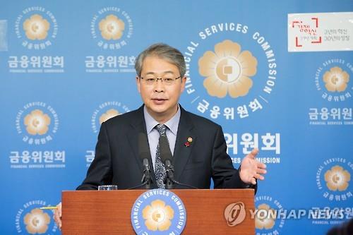 Financial Services Commission Chairman Yim Jong-yong speaks at a monthly press briefing in Seoul on Dec. 3, 2015. (Image : Yonhap)