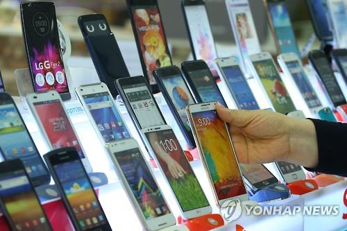 Seoul Metro, which manages lines No.1 to No.4, announced that it will open stores that buy used mobile phones at 12 subway stations including Seoul Station, in a bid to stop wasting resources and promote reusing and recycling. (Image : Yonhap)