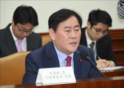 Finance Minister Choi Kyung-hwan welcomes the ratification of the FTA with China at a policymakers meeting in Seoul on Dec. 4, 2015. (Image : Yonhap)