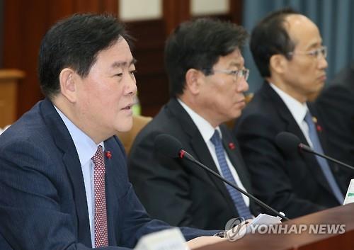 Finance Minister Choi Kyung-hwan (L) chairs a meeting of economy-related ministers in Seoul on Dec. 30, 2015. (Image : Yonhap)
