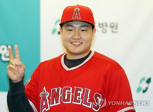 South Korean baseball player Choi Ji-man poses in his Los Angeles Angels jersey at a press conference in Incheon on Dec. 23, 2015. (Image : Yonhap)