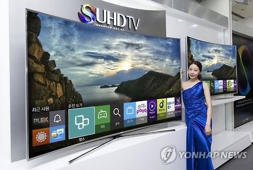 A model poses with a Samsung Electronics Co. curved TV (Image : Yonhap)