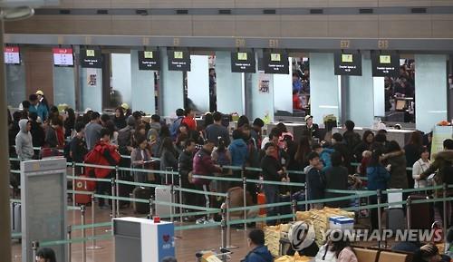 Travelers line up at check-out counters at Incheon International Airport. (Image : Yonhap)