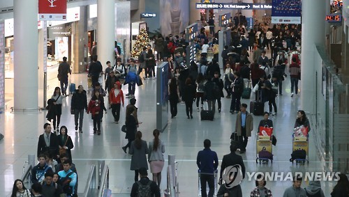 To celebrate the year of tourism in Korea, visa fees for Chinese tour groups will be waived for a one year period. In addition, starting from the latter half of this year, tourism will be linked to Hallyu content, and a ‘Hallyu Visa’ for Chinese tourists on short trips will be offered. (Image : Yonhap) 