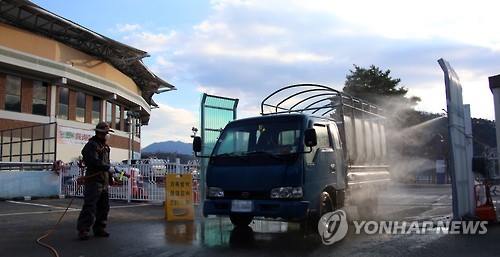A small truck entering Cheongdo County in North Gyeongsang Province on Jan. 14, 2015 is being decontaminated to prevent the spread of FMD. (Image : Yonhap)