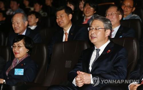 Although January is usually a busy time at movie theaters, this year is different, and cinema owners are not happy that customers are staying away. (Image : Yonhap)