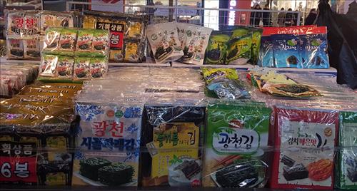 Korean dried seaweed pressed into sheets are sold at a street vendor in Myeongdong, a famous shopping district in downtown Seoul. (Image : Yonhap)