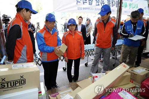 Among the elderly over 65 and living in Seoul, 3 out of 10 are working to make a living, and those who are working still have trouble covering their basic living costs. (Image : Yonhap)