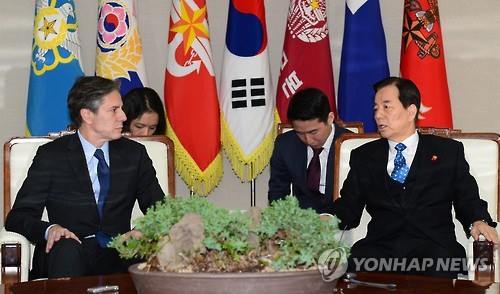 Defense Minister Han Min-koo (R) and U.S. Deputy Secretary of State Tony Blinken hold talks on Jan. 20, 2016, as the allies quicken moves to punish North Korea for its fourth nuclear test. (Image : Yonhap)