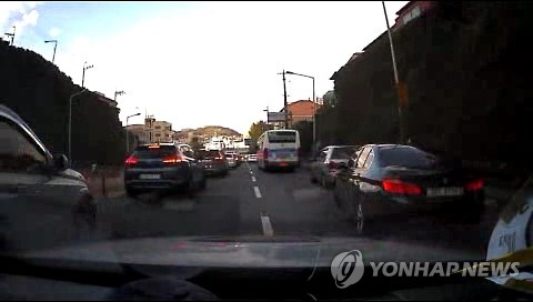 Whether we like it or not, what we do can be recorded on the black boxes of the many cars omnipresent on Korea’s busy streets. Sometimes, videos we did not know existed are distributed through the internet. (Image : Yonhap)