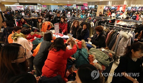 The government is planning another large discount event among retailers following the Lunar New Year holiday (February 8) to stimulate the domestic economy, after a similar promotion was held successfully in October 2015. (Image : Yonhap)