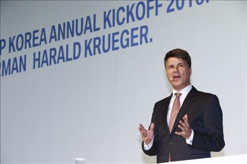 BMW Chairman Harald Kruger speaks at the annual kick-off meeting with employees and dealers in Seoul on Jan. 11, 2015, sharing his thoughts on the auto giant's future business plans. (Image : BMW Korea)