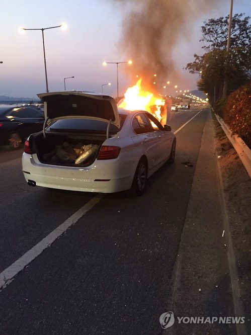 Another case where a running BMW burst into flames has been reported, marking the sixth time since a similar incident first occurred on November 3, 2015. (Image : Yonhap)