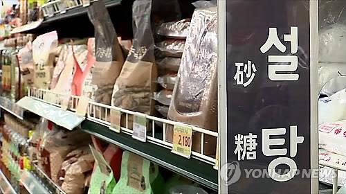 Research shows that sugar can accelerate the occurrence and spread of breast cancer, proving that there is a reason to cut back on sugar consumption besides the obvious health and weight implications. (Image : Yonhap)