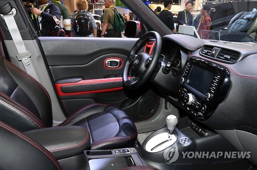 Kia Motors presented its Soul EV autonomous vehicle at CES 2016 (Consumer Electronics Show), the largest electronics exhibition in the world, which is currently being held in Las Vegas. (Image : Yonhap)
