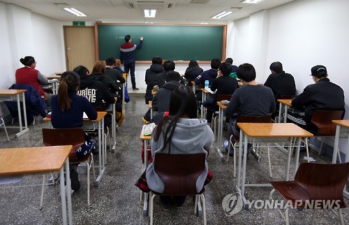 New studies show that children from wealthier families score higher on university entrance exams, due to private tutoring and classes at private study academies that their parents can afford to send them to. (Image : Yonhap)