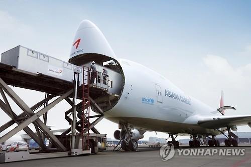 An Asiana Airlines B747 cargo plane gets ready to take on pallets of goods at Incheon International Airport on Jan. 1, 2016. (Image : Yonhap)