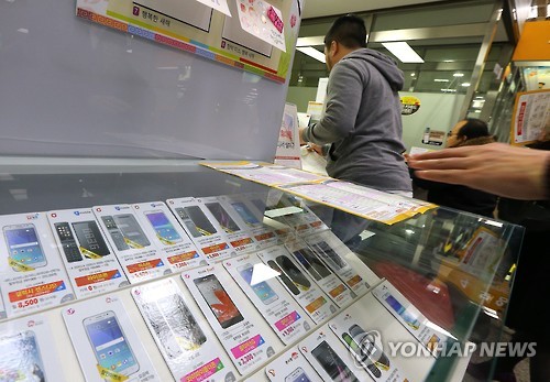 Competition in the 'budget phone' market has been fierce from the start of the year, with the affordable phones rapidly gaining popularity. By the end of last year, one out of ten people was using a budget phone. (Image : Yonhap)