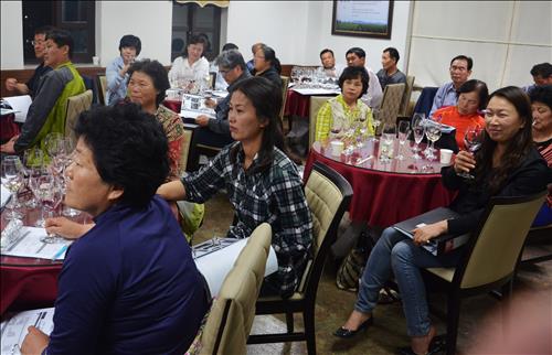 The local government has been operating a wine academy since 2008, and has seen 454 participants complete the course, which includes classes about wine fermentation, manners, and how to taste wine. (Image : Yonhap)