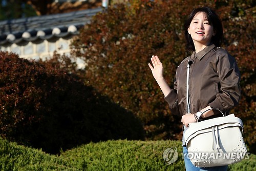 Actress Lee Young-ae filed a suit against the land owner of her 'DaeJangGum' restaurant, soap and café business for defamation, but lost. (Image : Yonhap)