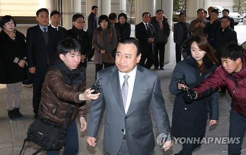 Former Prime Minister Lee Wan-koo visits the Seoul Central District Court on Jan. 5, 2016. (Image : Yonhap)