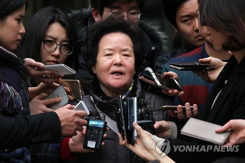 Lee Bok-soo, the mother of a university student stabbed to death at a hamburger restaurant in 1997, speaks to the press after a Seoul court on Jan. 29, 2016, sentenced a U.S. suspect to 20 years in jail for the murder. Arthur Patterson was found guilty of murdering Cho Joong-pil at a Burger King in downtown Seoul for no apparent reason. The court said it could not punish Edward Lee, his accomplice, because of double jeopardy. Lee was the one initially charged with Cho's murder, but he was acquitted by the Supreme Court. Known as the "Itaewon murder," named after the neighborhood of the burger restaurant, the case had been riddled with lapses by Seoul prosecutors that allowed Patterson to flee to the U.S. and later extradition issues with the U.S. (Image : Yonhap)
