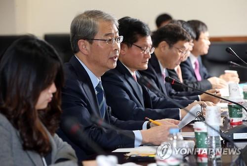 Financial Services Commission Chairman Yim Jong-yong (2nd from L) speaks during a meeting with experts in Seoul on Jan. 12, 2016. (Image : Yonhap)