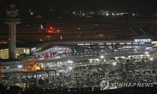 Jeju International Airport is in full operation late into the night on Jan. 25, 2016, to transport passengers grounded by heavy snowfall on the southern Korean island. Airport authorities temporarily lifted night flight restrictions to deal with a backlog of flights that had been suspended for over 40 hours since Jan. 24 from a blizzard, tying up more than 80,000 travelers. (Image : Yonhap)