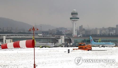 A snowplow removes snow from Jeju International Airport on Jan. 25, 2016. (Image : Yonhap)