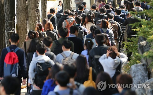 College students who manage studying and a part-time job at the same time will become eligible for unemployment benefits from now on when they lose their job, the government said Tuesday. (Image : Yonhap)