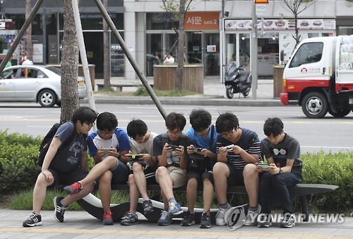A new study indicates that adolescents who are addicted to smartphones have more suicidal thoughts. (Image : Yonhap)