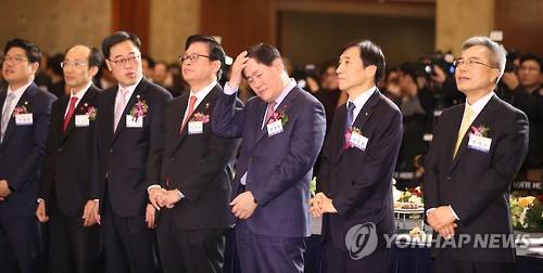 Finance Minister Choi Kyung-hwan (3rd from R) attends a meeting of financial sector leaders in Seoul on Jan. 5, 2015. (Image : Yonhap)