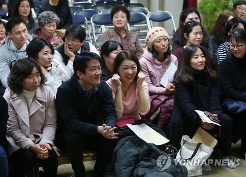Working moms and dads will now find it easier to participate in PTA meetings. Prior to recent changes, the meetings usually took place during the daytime, making working it difficult for working parents to attend, or leaving them feeling guilty at work about having to take the afternoon off. (Image : Yonhap)