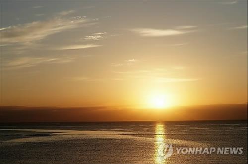 Research suggests that those who always feel tired might be lacking vitamin D, which is synthesized in the body when exposed to sunlight. (Image : Yonhap)