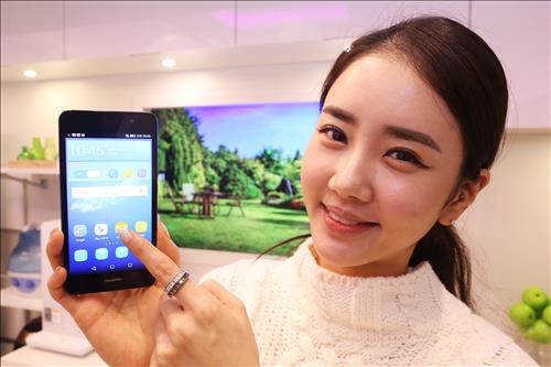 Smartphones from China’s Huawei, exclusively sold in Korea by LG U+, are creating a craze after the launch of the company’s affordable Y6 model, with 10,000 devices sold in only 15 days. (Image : Yonhap)