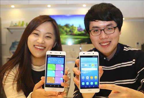 Models pose with the Huawei Y6 smartphone in this photo released by LG Uplus Corp. on Jan. 14, 2016. (Image : LG Uplus)
