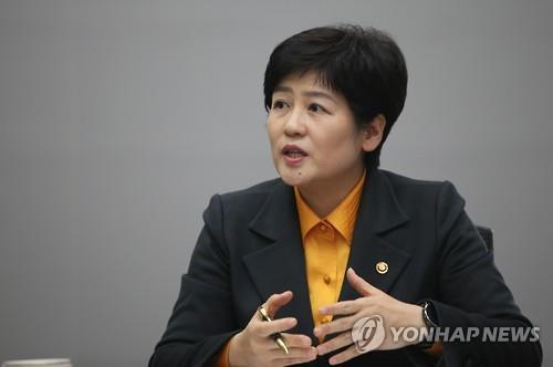 Kang Eun-hee, the newly appointed Minister of Gender Equality and Family, speaks to Yonhap News Agency in an exclusive interview at the Government Complex - Seoul on Feb. 4, 2016. (Image : Yonhap)
