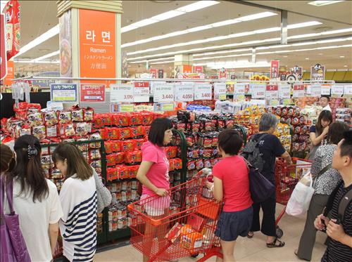 When Lotte Mart analyzed purchases made by Chinese tourists at its Seoul Station store, the data showed that sales of instant ramen noodles and almonds ranked first and second. (Image : Yonhap)
