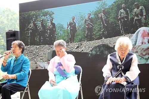 South Korean "comfort women" talks after watching "Spirits' Homecoming" in Gwangju, Gyeonggi-do, on August 15, 2015. (Image : Yonhap)