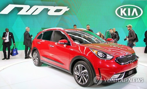 Kia Motors unveiled its first hybrid subcompact sports utility vehicle "Niro" at the Chicago Auto Show on Thursday, the company said. (Image : Yonhap)