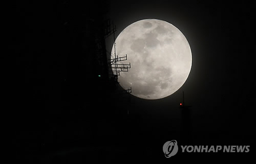 Seoul city said Friday that a variety of folk games and performances will be held Sunday afternoon to mark the first full moon of the Lunar New Year. (Image : Yonhap)